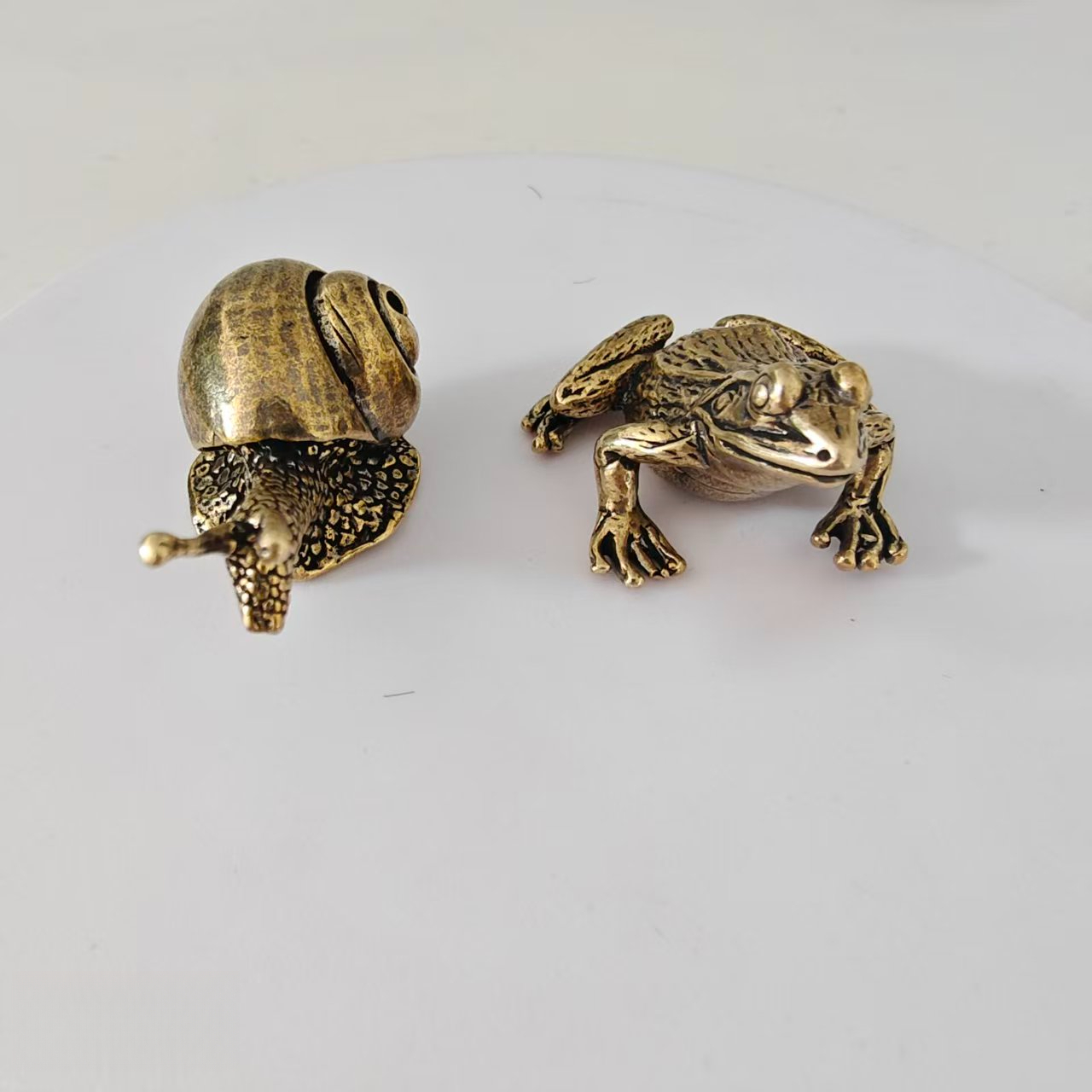 2 pieces of brass frog and sna - Desk Setup Nature recension och pris